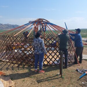 Emotion-Planet-voyages-Asie-Mongolie-voyageurs-construction-yourte-immersion