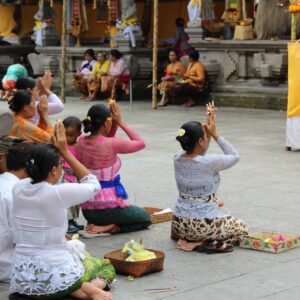 EmotionPlanet-voyages-Asie-Indonésie-Bali-locaux-prière