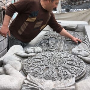 EmotionPlanet-voyages-Europe-Arménie-homme-cimetière