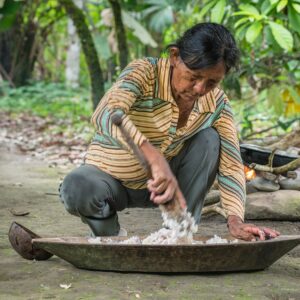 EmotionPlanet-Voyages-immersion-Amazonie-preparation-Chicha-de-manioc