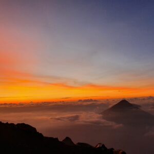 Guatemala : Entre volcan explosif et temples perdus dans la jungle.