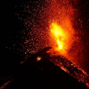 Guatemala : Entre volcan explosif et temples perdus dans la jungle.