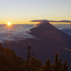 Guatemala : Entre volcan explosif et temples perdus dans la jungle.