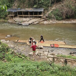 EmotionPlanet-voyages-Asie-Thailande-voyageurs-radeau-bamboo