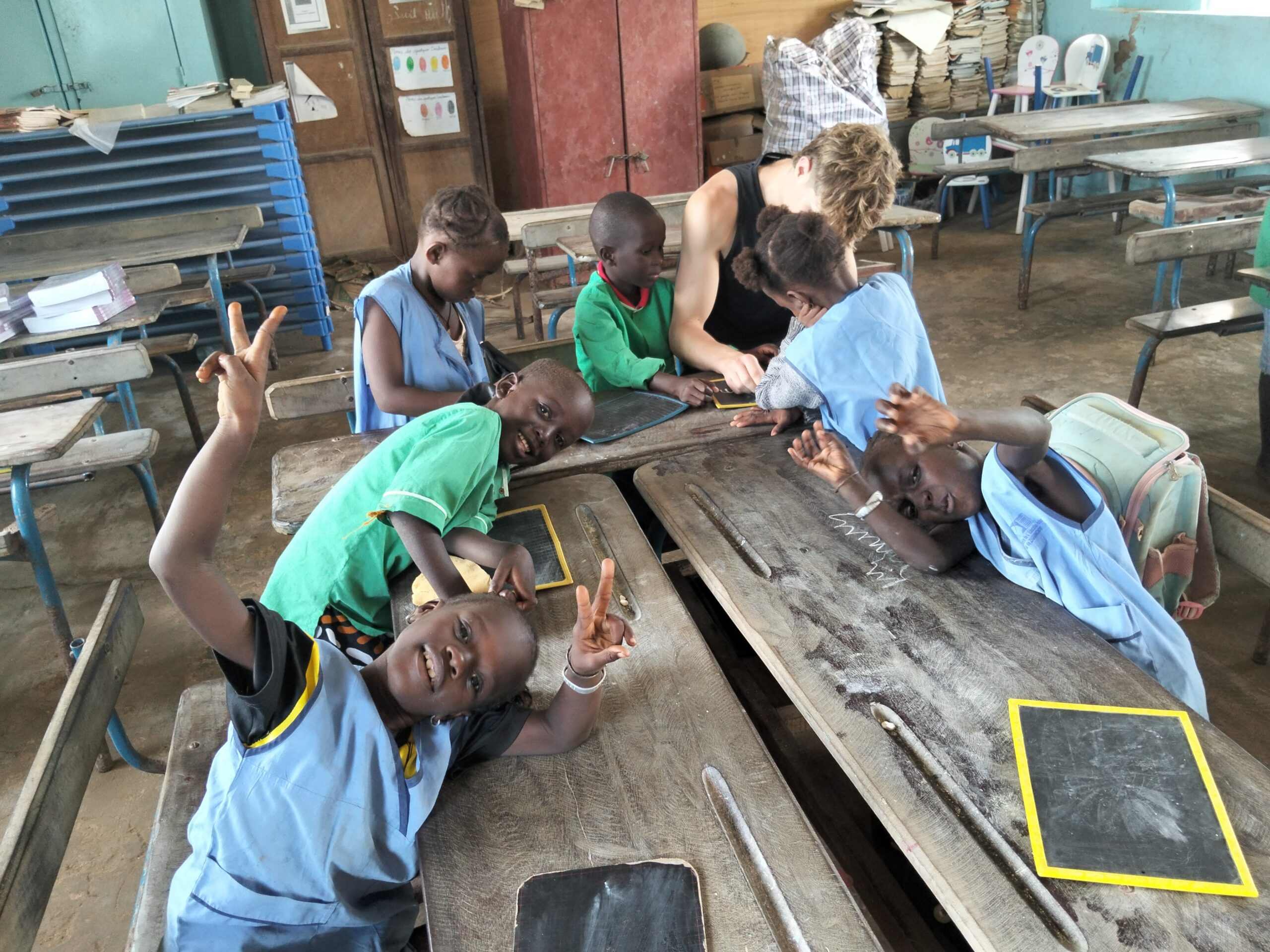 “Eloubaline restera un moment fort, avec la rencontre des habitants, notamment Marie, femme d’un des instituteurs. Le ramassage des déchets avec les enfants et la plantation de la mangrove avec William ont donné un vrai sens à notre présence. À Mlomp, nous avons vécu une rencontre vraie et sincère avec Zena, Rosine, Laurent, Moïse… Des échanges simples, humains, profonds. Et puis, il y a eu cette partie de pêche avec Mathias ;o)” Ce voyage, nous l’attendions pour découvrir une autre culture, un autre pays, et pour créer des souvenirs inoubliables avec nos trois enfants. Et il a été tout cela… et tellement plus encore. Au-delà de la beauté des paysages et de la mangrove, au-delà de l’immersion dans la culture et de la découverte de l’animisme, ce sont surtout les rencontres humaines qui resteront gravées dans nos cœurs. Des échanges sur nos modes de vie respectifs, des discussions, des blagues, des chants, la cuisine, les papotes entre filles… et ces moments partagés avec Tish et Jean pendant ces 10 jours. Quelle chance nous avons eu de rencontrer ces personnes et de vivre ces superbes moments en famille. Chaque journée avait du sens. Chaque activité avait sa place. Loger chez l’habitant est un vrai plus. Cela donne une profondeur unique au voyage. Le bivouac aussi était une très belle expérience. Et surtout, ce qui rend ce voyage si particulier, c’est que les personnes rencontrées font un bout de chemin avec nous : William nous fait découvrir la mangrove et participe au ramassage des déchets, Moïse et Laurent nous accompagnent pour la récolte du vin de palme et la découverte du fromager, Mathias vient nous chercher à la Pointe Saint-Georges et partage plusieurs jours avec nous… C’est riche. C’est vivant. C’est profondément humain.